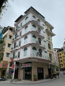 a tall white building on the corner of a street at Hương Sen Hotel in Ha Long