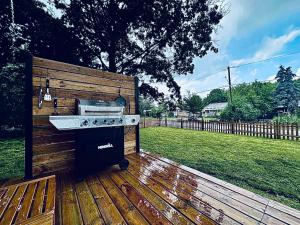Gallery image of New 3 Bedroom Bungalow Ground Floor with BBQ Patio in Richmond Hill