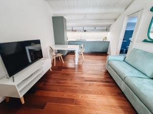 TV a/nebo společenská místnost v ubytování Galé Suite Apartment