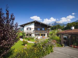 a house with a garden in front of it at Rooster 2 -Kierngaßhäusl- in Schönau am Königssee