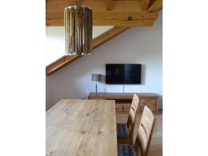 ein Esszimmer mit einem Holztisch und Stühlen in der Unterkunft "Gipfelglück" Comfortable holiday residence in Oberstaufen