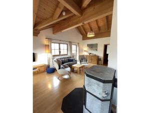 ein Wohnzimmer mit Sofa und Tisch in der Unterkunft "Gipfelglück" Comfortable holiday residence in Oberstaufen