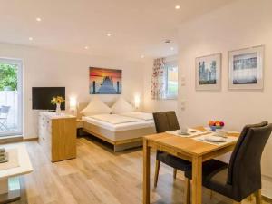 Sala de estar con cama y mesa de comedor en Amber Modern retreat, en Überlingen