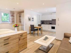 una sala de estar con un sofá y una mesa en Amber Modern retreat, en Überlingen