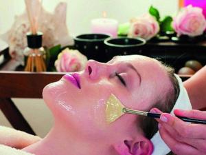 a woman in a spa brushing her teeth at Mobile home Chatel 'Hotelzimmer' in Fehmarn