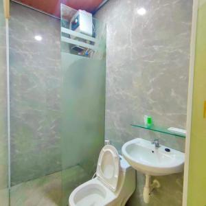Koupelna v ubytování Al-Kiswah Syariah Guest House
