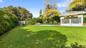 a yard with a large lawn with a house at Alton House By Wine Coast Holidays in Port Willunga +15 photos