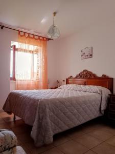 una camera da letto con un letto e una finestra di La Casa dei Nonni a Barrea