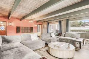 Posezení v ubytování Mobys Beach Getaway Sleeps 11! Flat Beach Access Near Seabrook in Pacific Beach