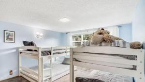 Postel nebo postele na pokoji v ubytování Mobys Beach Getaway Sleeps 11! Flat Beach Access Near Seabrook in Pacific Beach