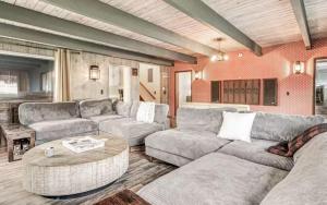 Posezení v ubytování Mobys Beach Getaway Sleeps 11! Flat Beach Access Near Seabrook in Pacific Beach