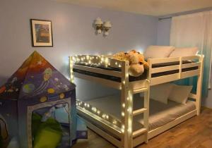 Postel nebo postele na pokoji v ubytování Mobys Beach Getaway Sleeps 11! Flat Beach Access Near Seabrook in Pacific Beach