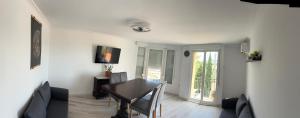a living room with a dining room table and a table at Gandia Borjia in Gandía
