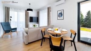 Μια τηλεόραση ή/και κέντρο ψυχαγωγίας στο Wonder Home - Orlik Residence - Apartamenty z widokiem na Śnieżkę, blisko wyciągów, Ski Arena i Kościółka Wang