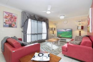 TV a/nebo společenská místnost v ubytování Entire Family Home with private pool