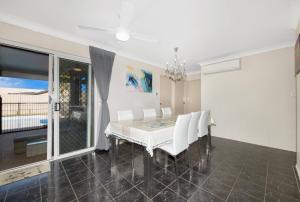 Fotografie z fotogalerie ubytování Entire Family Home with private pool v destinaci Townsville