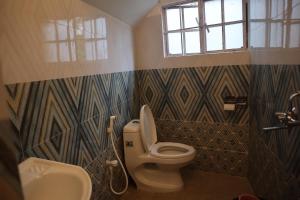 カリンポンにあるThe Scarlett Homestayのトイレと洗面台付きのバスルーム +18枚の写真