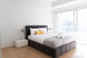 Postel nebo postele na pokoji v ubytování WealthyStays - Deluxe Downtown with spacious balcony