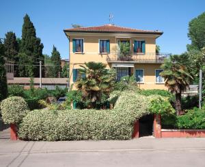 a house with a large hedge in front of it at Antica Villa Graziella in Marghera