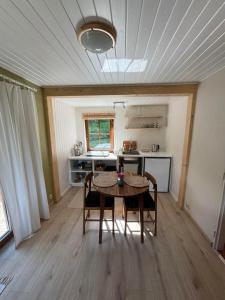 Kuchyňa alebo kuchynka v ubytovaní Bungalovy U Haliny - Tyra Natura