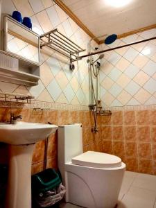 マニラにあるRedDoorz at Emperor Manila Boutique Hotelのトイレと洗面台付きのバスルーム