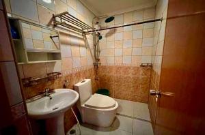マニラにあるRedDoorz at Emperor Manila Boutique Hotelのトイレと洗面台のある小さなバスルーム +5枚の写真