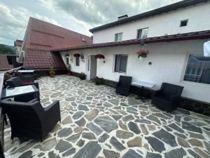 シナイアにあるCasa Roby-lzvor Sinaiaの石造りのパティオ(椅子付)