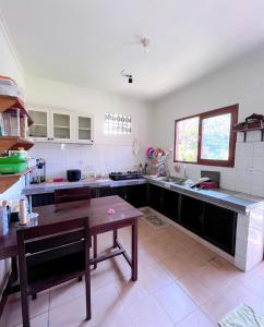 Una cocina con una encimera y una mesa dentro. en Agung's Annex Homestay, en Sanur 21 fotos más