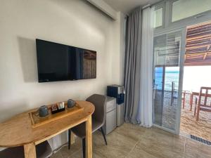 TV a/nebo společenská místnost v ubytování CocoRico Siquijor