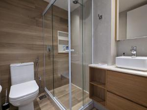 Un baño con ducha, inodoro y lavabo. en 2Qtos, Botafogo Beach, Botafogo Mall, Modern & Chic, en Río de Janeiro