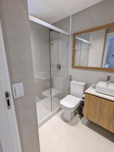 Un baño con inodoro, ducha y lavabo. en 2Qtos, Botafogo Beach, Botafogo Mall, Modern & Chic, en Río de Janeiro