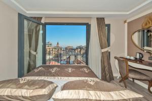 1 dormitorio con cama y ventana con vistas en Hotel The Pera Hill, en Estambul