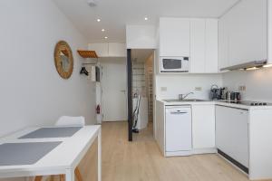 Una cocina o kitchenette en studio met frontaal zeezicht