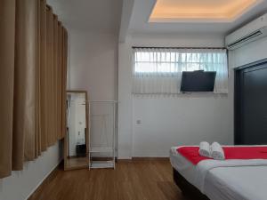 Ένα ή περισσότερα κρεβάτια σε δωμάτιο στο RedDoorz at Homestay Joglo Ibu Prambanan Yogyakarta +43 φωτογραφίες