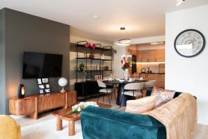 ein Wohnzimmer mit Sofa und ein Esszimmer in der Unterkunft Charlemagne in Mechelen