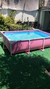 Piscina en o cerca de Carrer Esparreguera