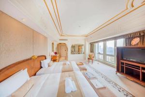 TV a/nebo společenská místnost v ubytování Legendale Hotel Beijing