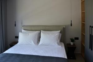 Giường trong phòng chung tại Oikoi - Luxury Suites & Maisonettes