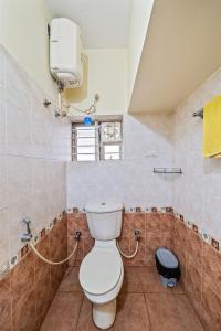 班加罗尔Emerald - Vintage Haven的带马桶和淋浴的浴室