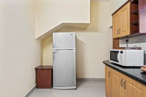 班加罗尔Emerald - Vintage Haven的配有冰箱和微波炉的厨房 更多24张照片