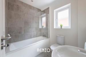 Ένα μπάνιο στο Spacious and Lovely 4-bed Home in Castle Donington by Renzo, Sleeps 6! +27 φωτογραφίες