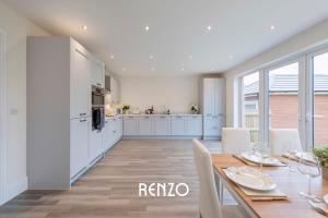 Η κουζίνα ή μικρή κουζίνα στο Spacious and Lovely 4-bed Home in Castle Donington by Renzo, Sleeps 6!