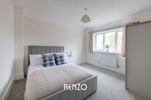 Ένα ή περισσότερα κρεβάτια σε δωμάτιο στο Spacious and Lovely 4-bed Home in Castle Donington by Renzo, Sleeps 6!