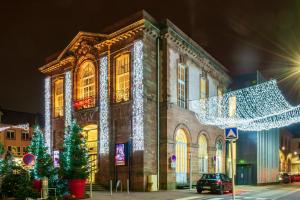 Raon-lʼÉtapeにあるUne étape à Raonのクリスマスの木が目の前に立つ建物