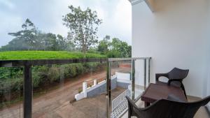 Balkón nebo terasa v ubytování Treebo Windsong Resort Munnar, Tea Plantation View