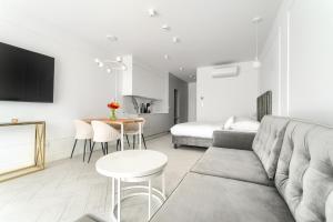 un salon avec un canapé et une table dans l'établissement Sea & Lake - City Apartments, à Mielno