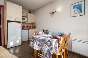 una sala da pranzo con tavolo e sedie in cucina di Chamonix Sud - Rivière 401 - Happy Rentals a Chamonix-Mont-Blanc