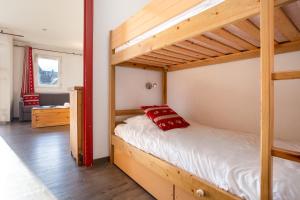 una camera con due letti a castello in una stanza di Chamonix Sud - Rivière 401 - Happy Rentals a Chamonix-Mont-Blanc