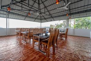Restaurace v ubytování Treebo Windsong Resort Munnar, Tea Plantation View