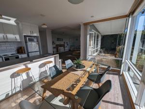 a kitchen and dining room with a table and chairs at Devonport's Relax at Manning in Devonport
